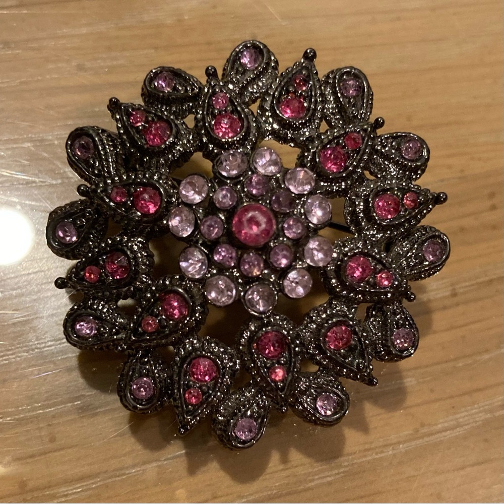 Vintage Art Nouveau Pink Orchid Brooch
Silver tone floral design